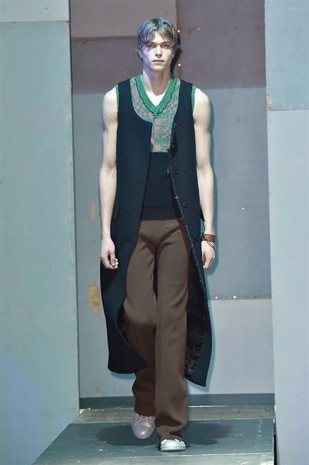 Shoulder, Jewellery, Standing, Joint, Sleeveless shirt, Style, Elbow, Chest, Street fashion, Trunk, 