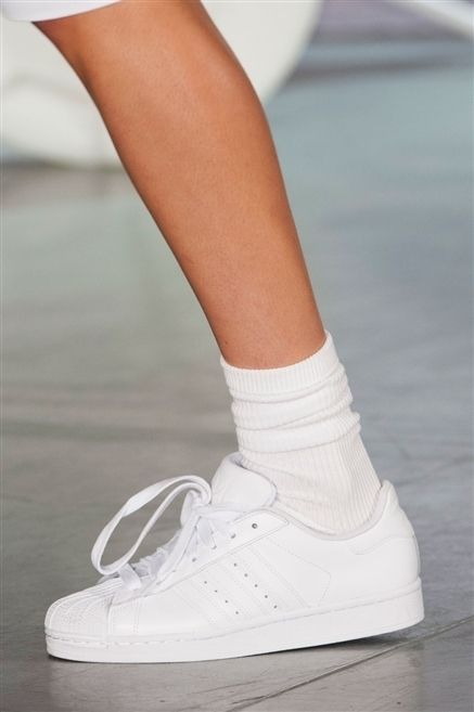Human leg, Joint, White, Knee, Carmine, Fashion, Athletic shoe, Grey, Calf, Walking shoe, 
