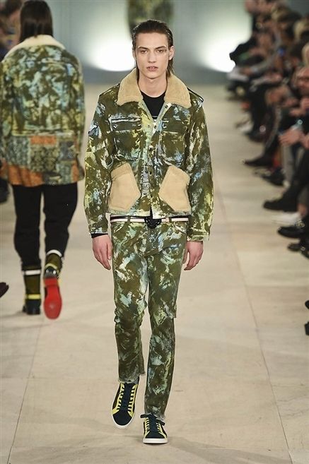 Military camouflage, Soldier, Camouflage, Sleeve, Joint, Military uniform, Pattern, Cargo pants, Style, Military, 