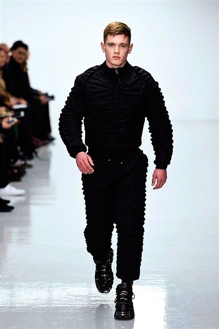 Leg, Human body, Sleeve, Trousers, Shoulder, Collar, Fashion show, Standing, Joint, Winter, 