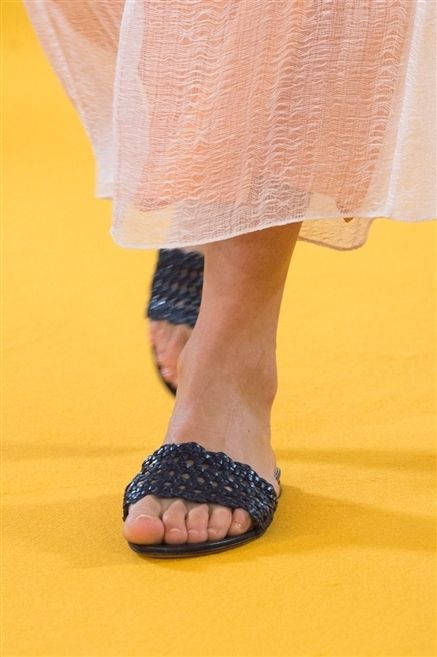 Leg, Toe, Yellow, Human leg, Textile, Joint, Nail, Foot, Orange, Fashion, 