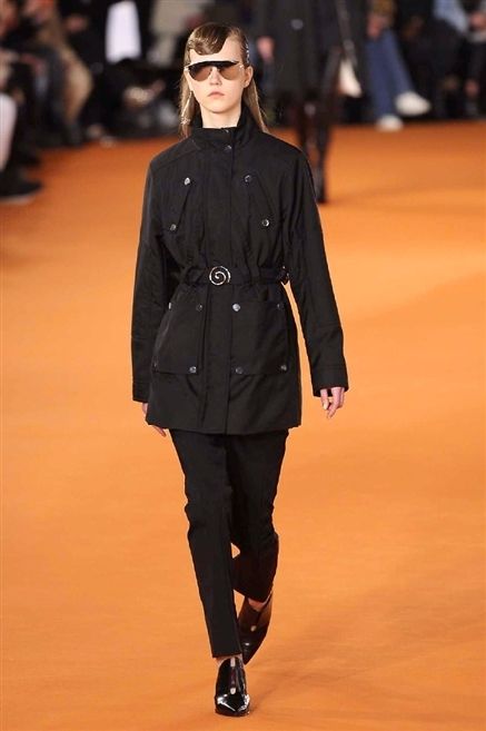 Fashion show, Sleeve, Shoulder, Joint, Fashion model, Outerwear, Runway, Coat, Sunglasses, Style, 