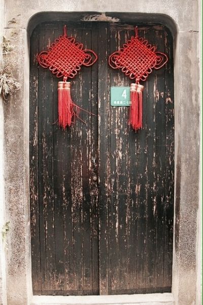 Red, Fixture, Carmine, Door, Maroon, Coquelicot, Home door, Knot, Door handle, Natural material, 
