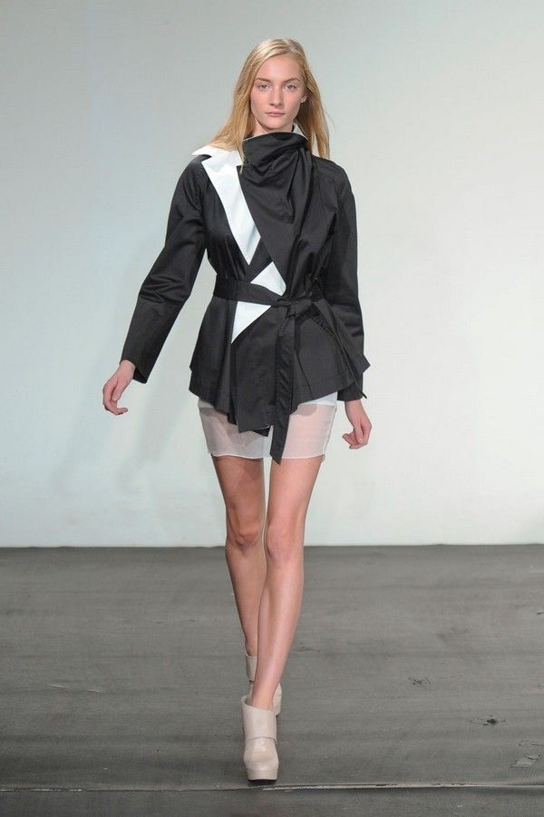 Clothing, Sleeve, Shoulder, Human leg, Joint, Fashion show, Outerwear, Collar, Style, Knee, 