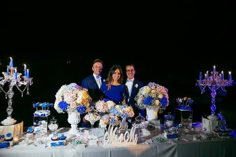 Tablecloth, Bouquet, Suit, Linens, Centrepiece, Cobalt blue, Flower Arranging, Stemware, Electric blue, Floristry, 