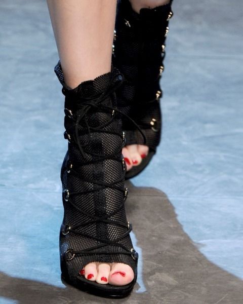 Human leg, Joint, Toe, Fashion, Carmine, Foot, Ankle, Fashion design, Leather, Nail polish, 