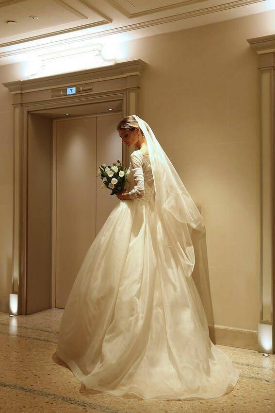Clothing, Bridal clothing, Dress, Bridal veil, Textile, Photograph, Gown, Wedding dress, Bride, Veil, 