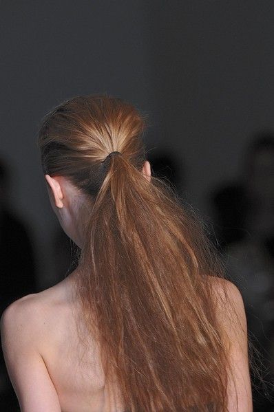 Hairstyle, Shoulder, Joint, Style, Back, Brown hair, Beauty, Fashion, Neck, Long hair, 