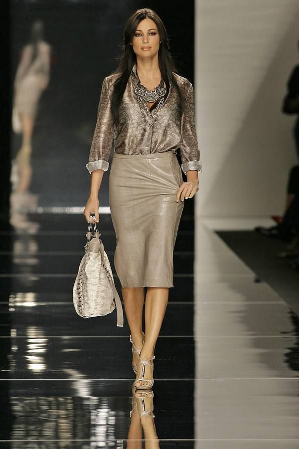 Brown, Fashion show, Shoulder, Joint, Outerwear, Fashion accessory, Style, Bag, Fashion model, Runway, 