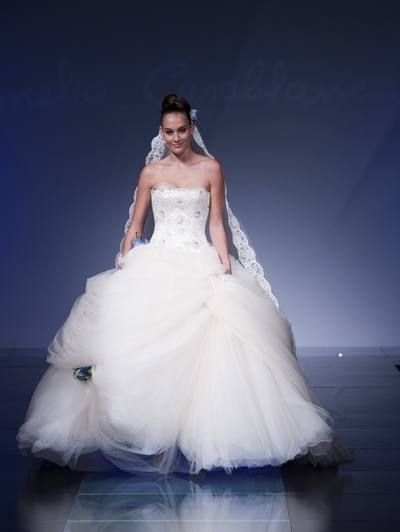 Sleeve, Dress, Shoulder, Textile, Bridal clothing, Gown, Formal wear, Wedding dress, Waist, Fashion model, 