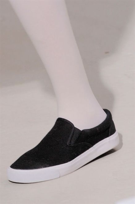 Joint, White, Human leg, Style, Fashion, Black, Grey, Beige, Walking shoe, Ankle, 