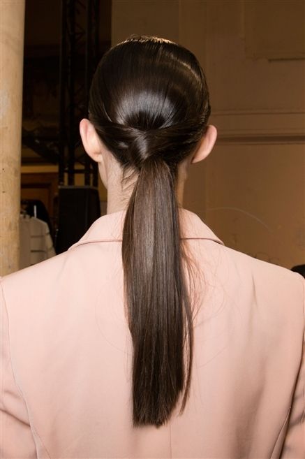 Hair, Ear, Brown, Hairstyle, Shoulder, Joint, Hair accessory, Style, Back, Long hair, 