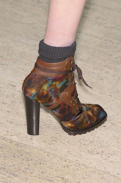 Brown, Human leg, Joint, Fashion, Tan, Street fashion, Foot, Close-up, Calf, Ankle, 
