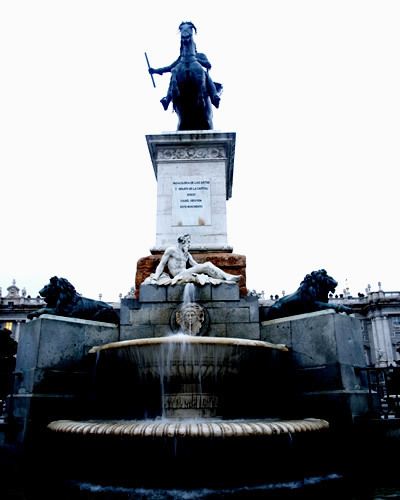 Fountain, Sculpture, Landmark, Water feature, Memorial, Monument, Statue, Pedestal, Classical sculpture, Historic site, 