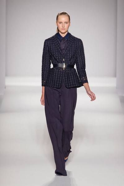 Collar, Sleeve, Trousers, Human body, Shoulder, Dress shirt, Fashion show, Standing, Joint, Outerwear, 