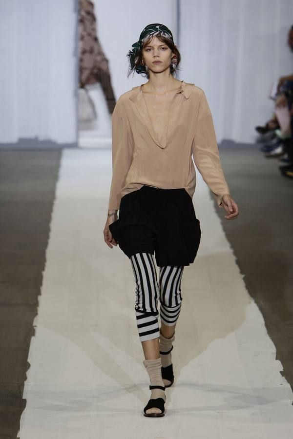 Leg, Brown, Sleeve, Human body, Shoulder, Joint, Outerwear, White, Fashion show, Style, 