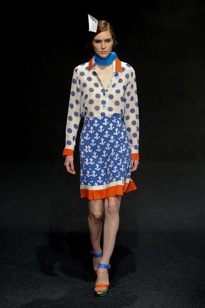 Clothing, Sleeve, Human leg, Fashion show, Textile, Style, Electric blue, Runway, One-piece garment, Pattern, 