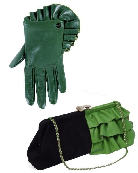 Safety glove, Green, Personal protective equipment, Glove, Sports gear, Costume accessory, Gesture, Thumb, Formal gloves, Boot, 