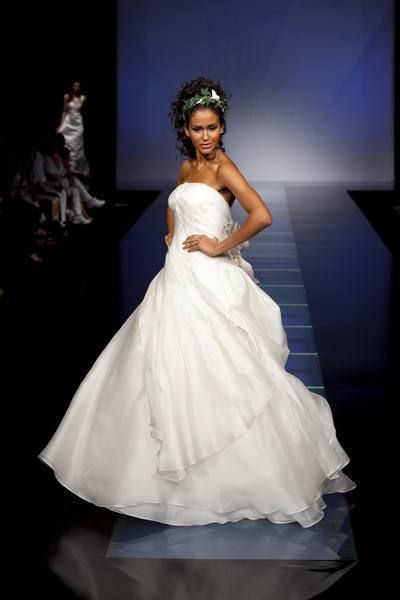 Clothing, Shoulder, Dress, Bridal clothing, Formal wear, Gown, Wedding dress, Bride, Headpiece, One-piece garment, 