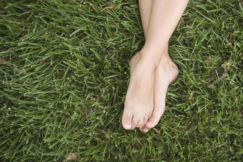 Grass, Toe, Green, Skin, Human leg, Foot, Barefoot, Muscle, Calf, Ankle, 
