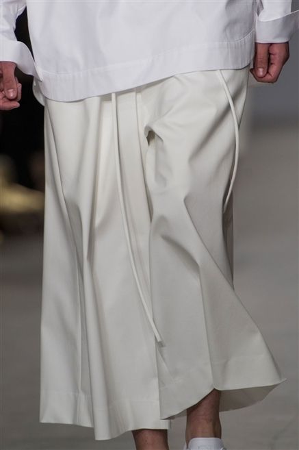 Sleeve, Textile, Joint, White, Fashion, Grey, Waist, One-piece garment, Day dress, Belt, 