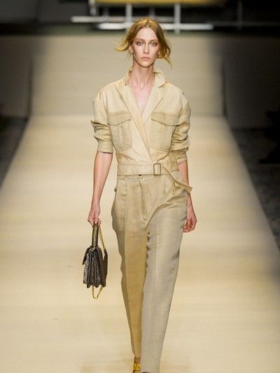 Clothing, Brown, Shoulder, Textile, Joint, Style, Fashion show, Bag, Fashion accessory, Runway, 