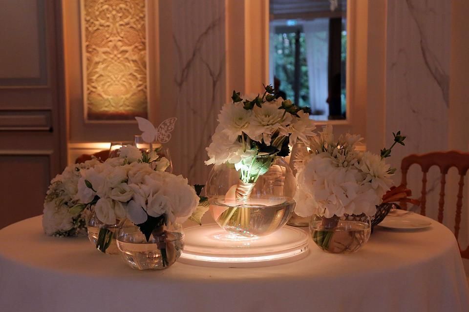 Tablecloth, Bouquet, Interior design, Interior design, Linens, Serveware, Petal, Cut flowers, Flower Arranging, Centrepiece, 