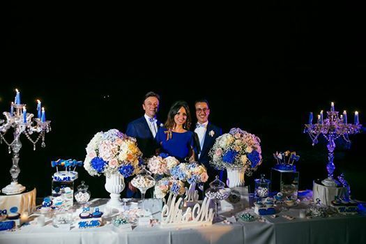 Tablecloth, Bouquet, Linens, Flower Arranging, Floristry, Centrepiece, Cobalt blue, Electric blue, Cut flowers, Ceremony, 