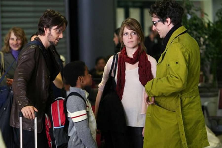 Face, Interaction, Winter, Luggage and bags, Jacket, Conversation, Scarf, Overcoat, Stole, Handbag, 