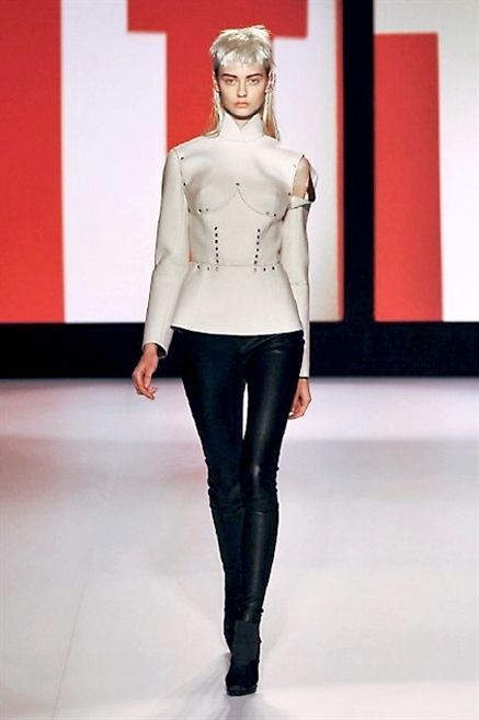 Sleeve, Trousers, Shoulder, Textile, Joint, Fashion show, Outerwear, Waist, Style, Runway, 