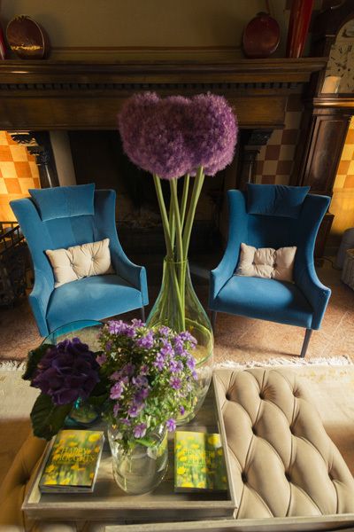 Blue, Room, Flower, Purple, Furniture, Interior design, Interior design, Lavender, Bouquet, Vase, 