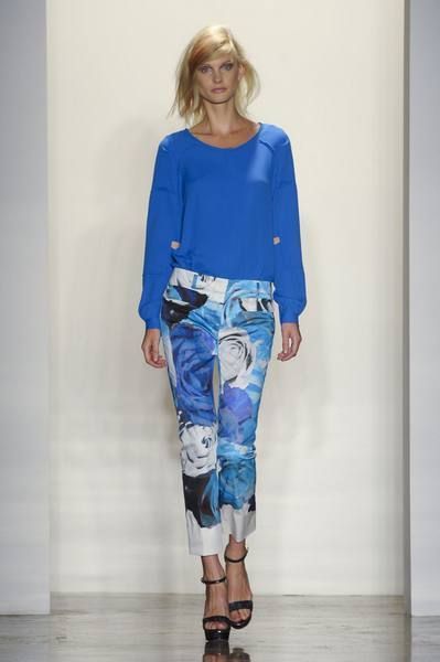 Clothing, Sleeve, Human body, Shoulder, Joint, Outerwear, Style, Knee, Electric blue, Fashion, 