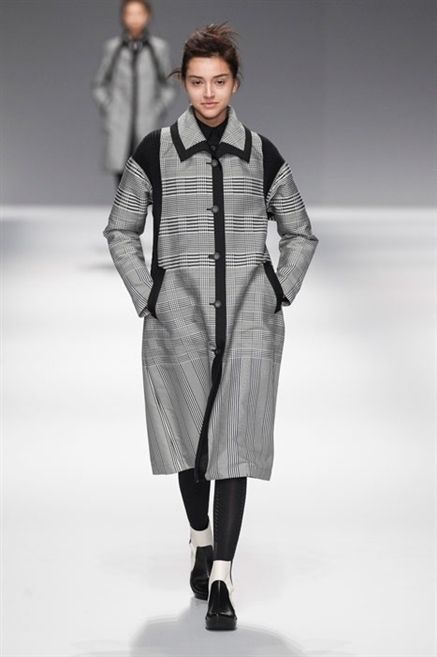 Sleeve, Human body, Fashion show, Collar, Joint, Outerwear, Style, Runway, Fashion model, Knee, 