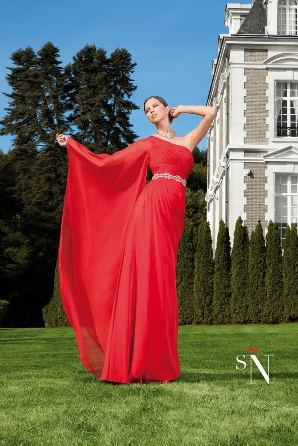 Window, Dress, Gown, Waist, Model, Silk, Lawn, One-piece garment, Haute couture, Fashion design, 