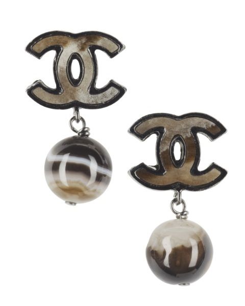 Symbol, Beige, Metal, Natural material, Silver, Circle, Body jewelry, Bronze, Sphere, Ball, 