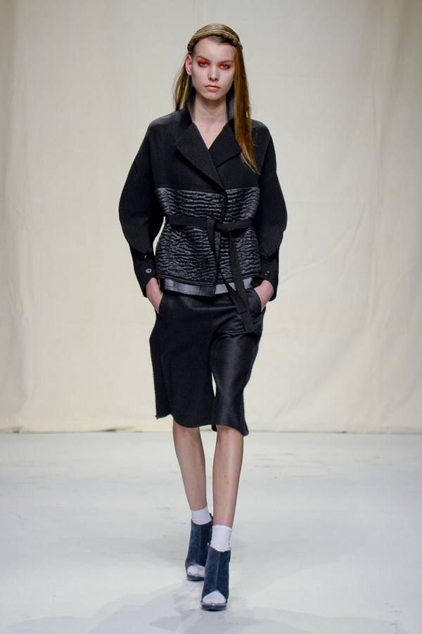 Clothing, Sleeve, Human body, Shoulder, Human leg, Joint, Outerwear, Fashion show, Collar, Style, 