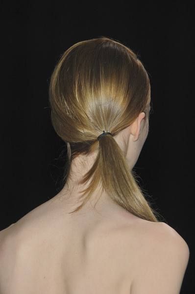 Hair, Ear, Brown, Hairstyle, Shoulder, Joint, Style, Back, Hair accessory, Beauty, 