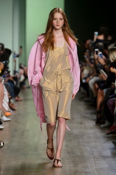 Footwear, Fashion show, Brown, Shoulder, Runway, Joint, Outerwear, Fashion model, Pink, Style, 