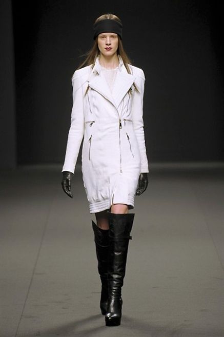 Clothing, Sleeve, Fashion show, Joint, Outerwear, Human leg, Style, Boot, Knee, Fashion model, 