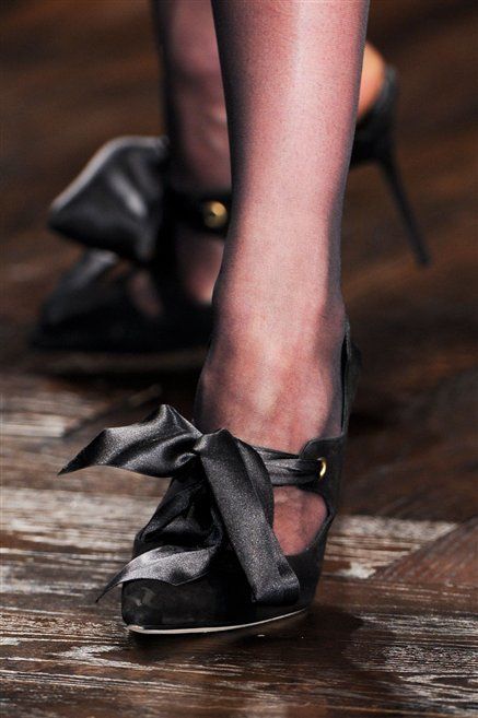 Human leg, Joint, Sandal, Fashion, Foot, Toe, Calf, Close-up, Leather, Dancing shoe, 