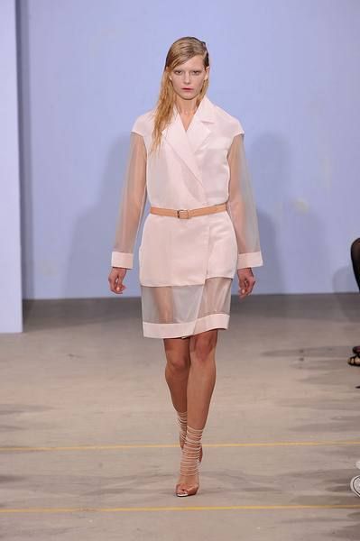 Clothing, Brown, Fashion show, Sleeve, Shoulder, Runway, Joint, Human leg, Style, Waist, 