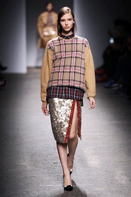 Brown, Fashion show, Shoulder, Textile, Joint, Runway, Style, Pattern, Fashion model, Plaid, 