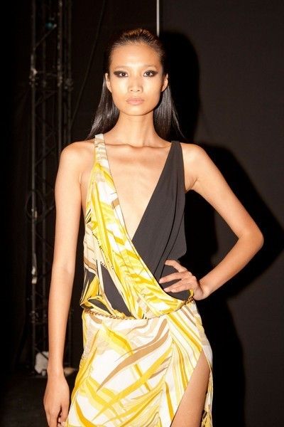 Clothing, Nose, Hairstyle, Yellow, Shoulder, Textile, Joint, Bag, Fashion show, Style, 