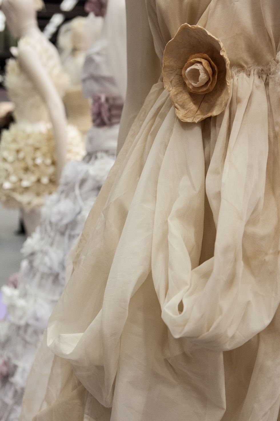 Textile, Beige, Ivory, Peach, Knot, Embellishment, Natural material, Cut flowers, Fashion design, Wedding ceremony supply, 