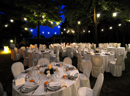 Tablecloth, Night, Textile, Furniture, Function hall, Linens, Dishware, Table, Restaurant, Stemware, 