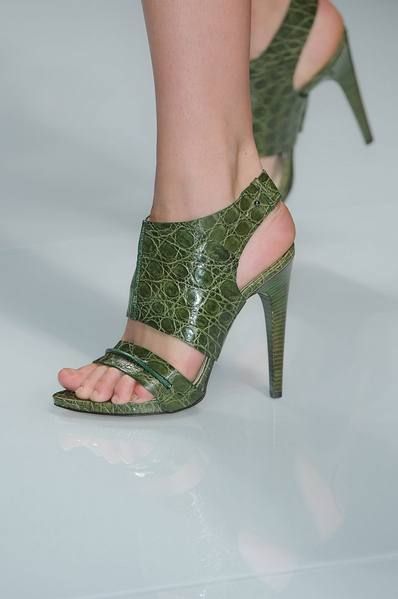 Green, Joint, Human leg, Toe, Pink, Foot, Fashion, Sandal, Ankle, Close-up, 