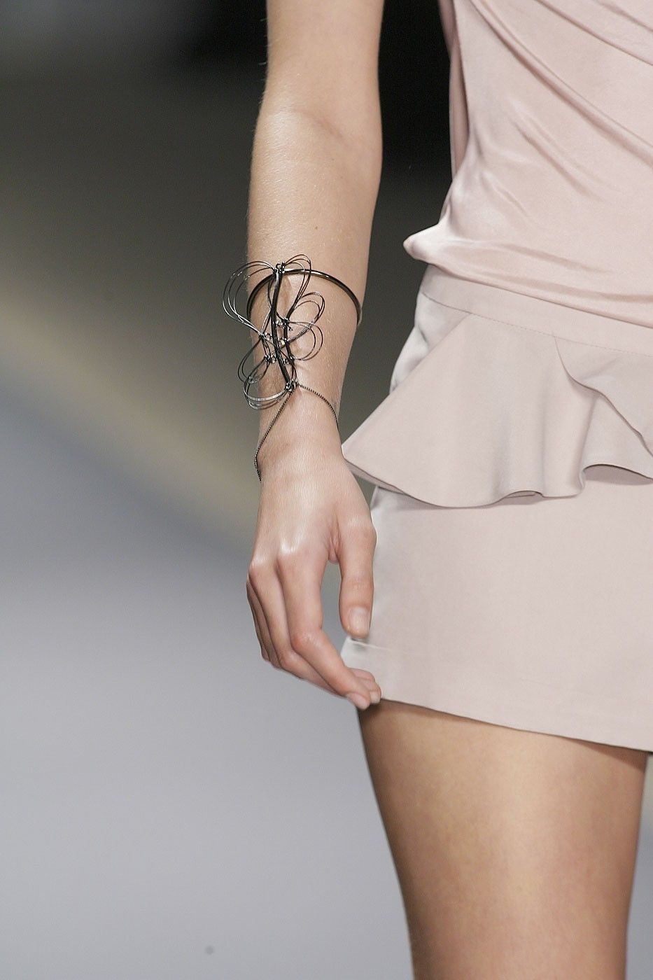 Finger, Skin, Joint, Human leg, Wrist, Fashion, Nail, Waist, One-piece garment, Day dress, 