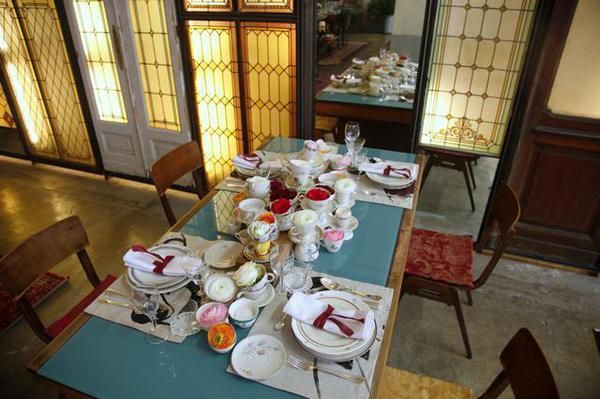 Room, Dishware, Table, Serveware, Furniture, Tablecloth, Porcelain, Chair, Linens, Home accessories, 