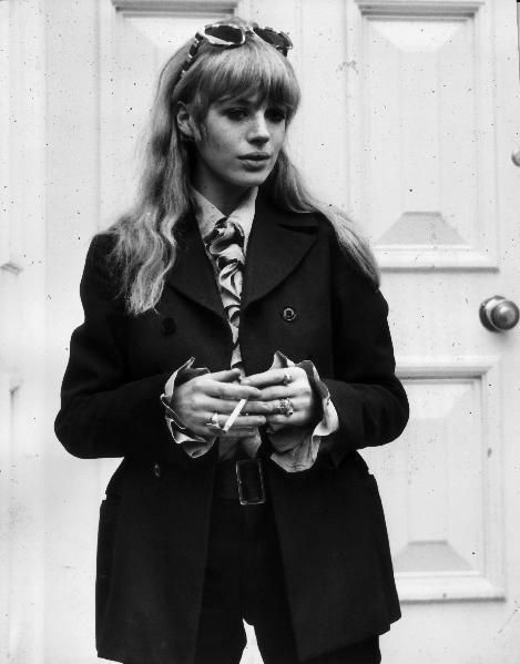 Hairstyle, Sleeve, Collar, Outerwear, Bangs, Style, Coat, Monochrome, Street fashion, Monochrome photography, 