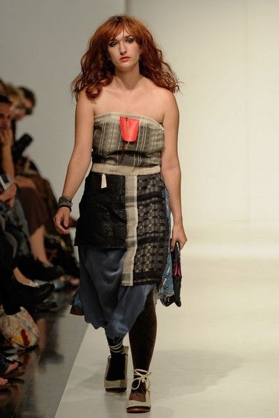 Shoulder, Joint, Style, Waist, Fashion show, Fashion model, Fashion, Youth, Red hair, Runway, 